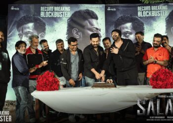`ಸಲಾರ್’ ಬ್ಲಾಕ್‍ಬಸ್ಟರ್ ಸೆಲಬ್ರೇಷನ್…ಕೇಕ್ ಕತ್ತರಿಸಿ ಸಂಭ್ರಮಿಸಿತು ಫಿಲ್ಮ್ ಟೀಮ್!