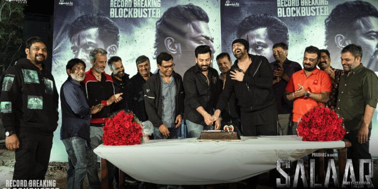 `ಸಲಾರ್’ ಬ್ಲಾಕ್‍ಬಸ್ಟರ್ ಸೆಲಬ್ರೇಷನ್…ಕೇಕ್ ಕತ್ತರಿಸಿ ಸಂಭ್ರಮಿಸಿತು ಫಿಲ್ಮ್ ಟೀಮ್!