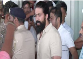 ಮೃತ ಅಭಿಮಾನಿ ಕುಟುಂಬ ಸಂತೈಸಲು ಲಂಡನ್‍ನಿಂದ ಹುಬ್ಬಳಿಗೆ ಬಂದಿಳಿದರು ಯಶ್!