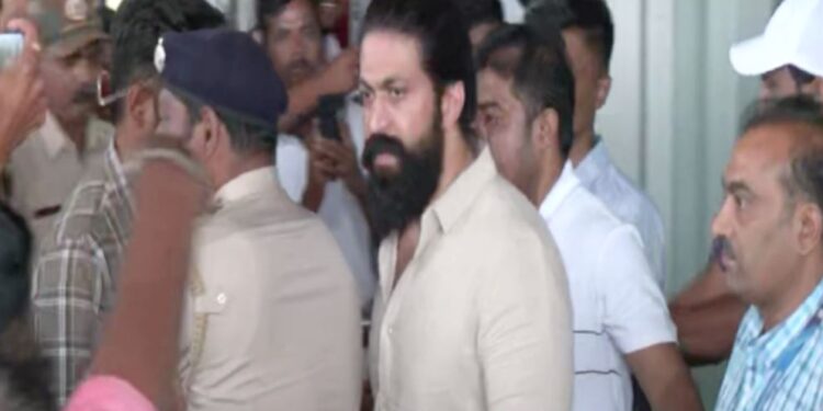 ಮೃತ ಅಭಿಮಾನಿ ಕುಟುಂಬ ಸಂತೈಸಲು ಲಂಡನ್‍ನಿಂದ ಹುಬ್ಬಳಿಗೆ ಬಂದಿಳಿದರು ಯಶ್!