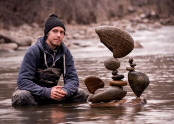 ston balancing artist: ಇವನ ಕೈಗೆ ಸಿಕ್ಕ ಕಲ್ಲೂ ಕಲಾಕೃತಿಯಾಗುತ್ತೆ!