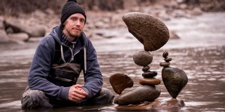 ston balancing artist: ಇವನ ಕೈಗೆ ಸಿಕ್ಕ ಕಲ್ಲೂ ಕಲಾಕೃತಿಯಾಗುತ್ತೆ!