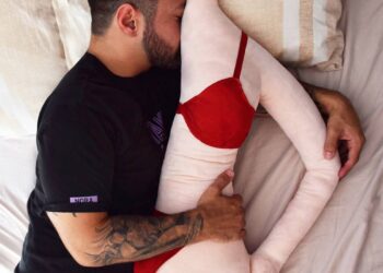 girlfreuend pillows: ಬ್ಯಾಚುಲರ್ ಬಾಯ್ಸ್ ಗೆ ಗರ್ಲ್ ಫ್ರೆಂಡ್ ಪಿಲ್ಲೋಗಳು!
