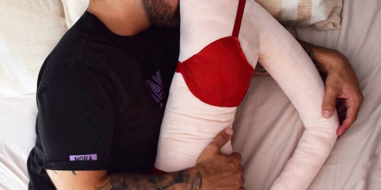 girlfreuend pillows: ಬ್ಯಾಚುಲರ್ ಬಾಯ್ಸ್ ಗೆ ಗರ್ಲ್ ಫ್ರೆಂಡ್ ಪಿಲ್ಲೋಗಳು!